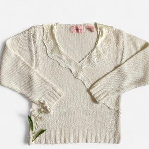 Vintage white sweater w/satin collar